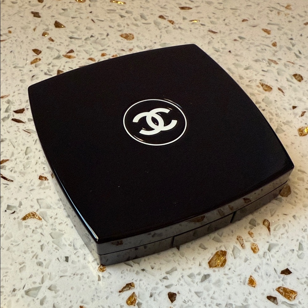 CHANEL Peachy Pink Blush Compact with Brush - Picture 4 of 6